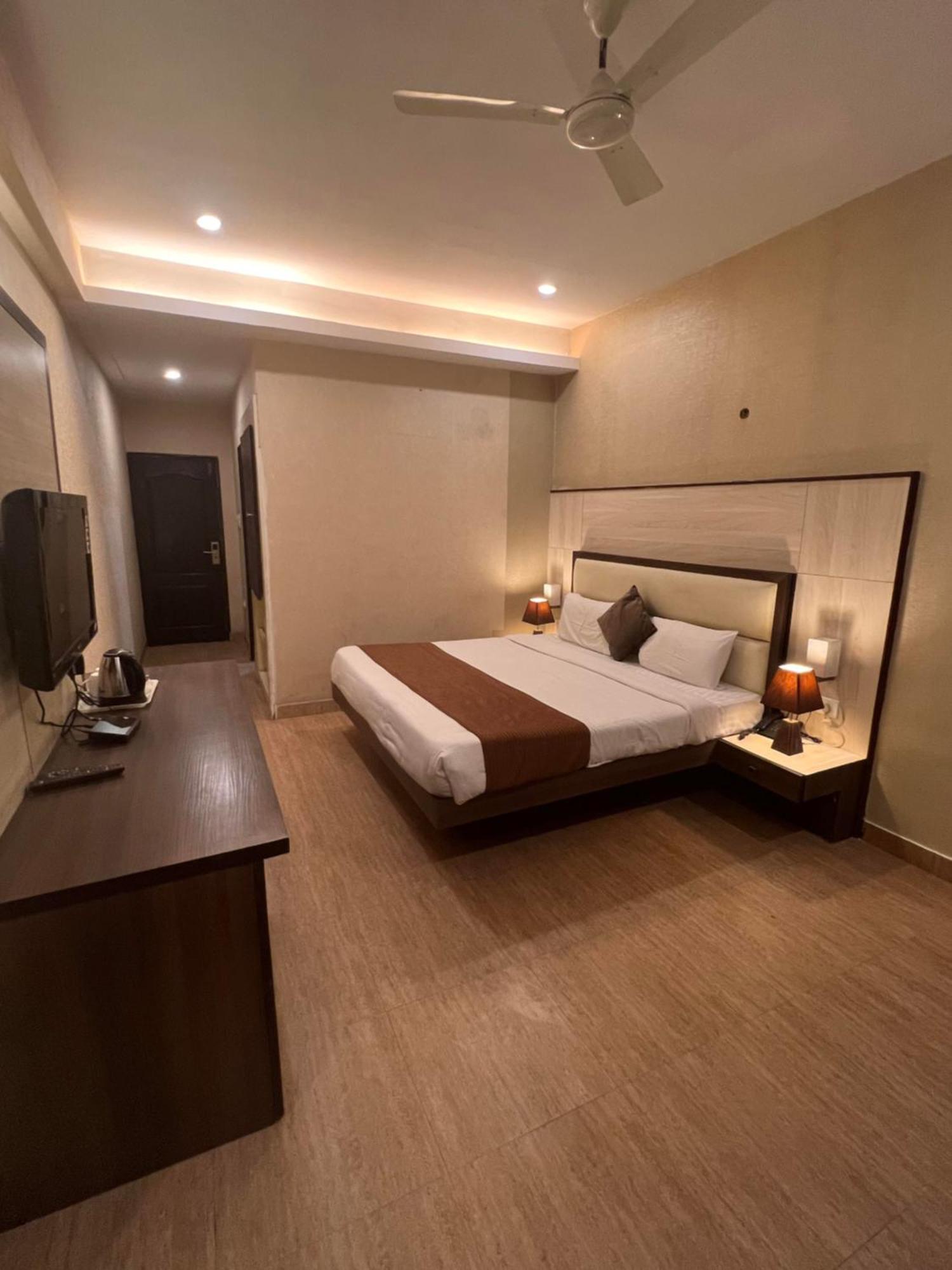 Hotel Sb Castle Kanpur Exterior foto